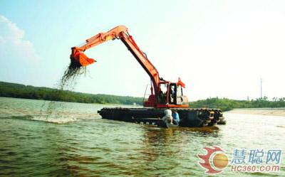 国内首批可以在水上进行作业的大型挖掘机批量下线